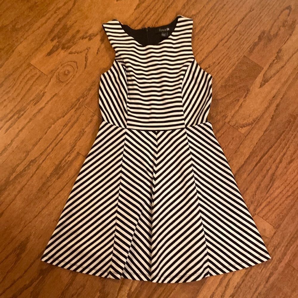 Forever 21 size large dress, black and white stripes, size large